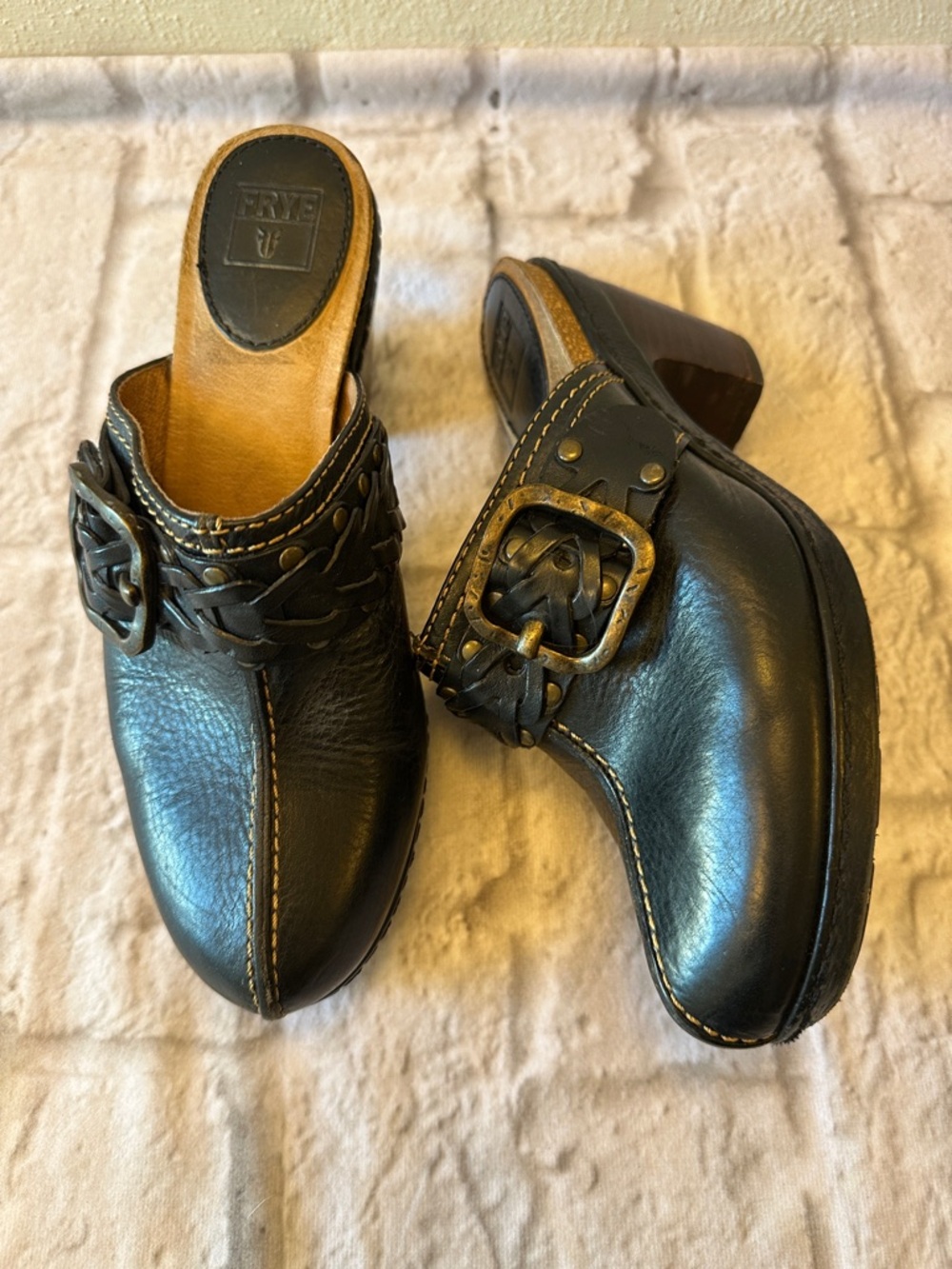 FRYE Black and Tan Women’s Leather Slip-On Loafers Size 7M